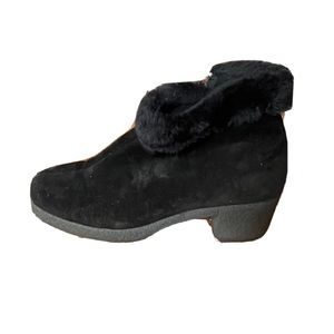 La Canadienne Black Fur Ankle Booties in box - 10- worn once - 2 inch cork heels